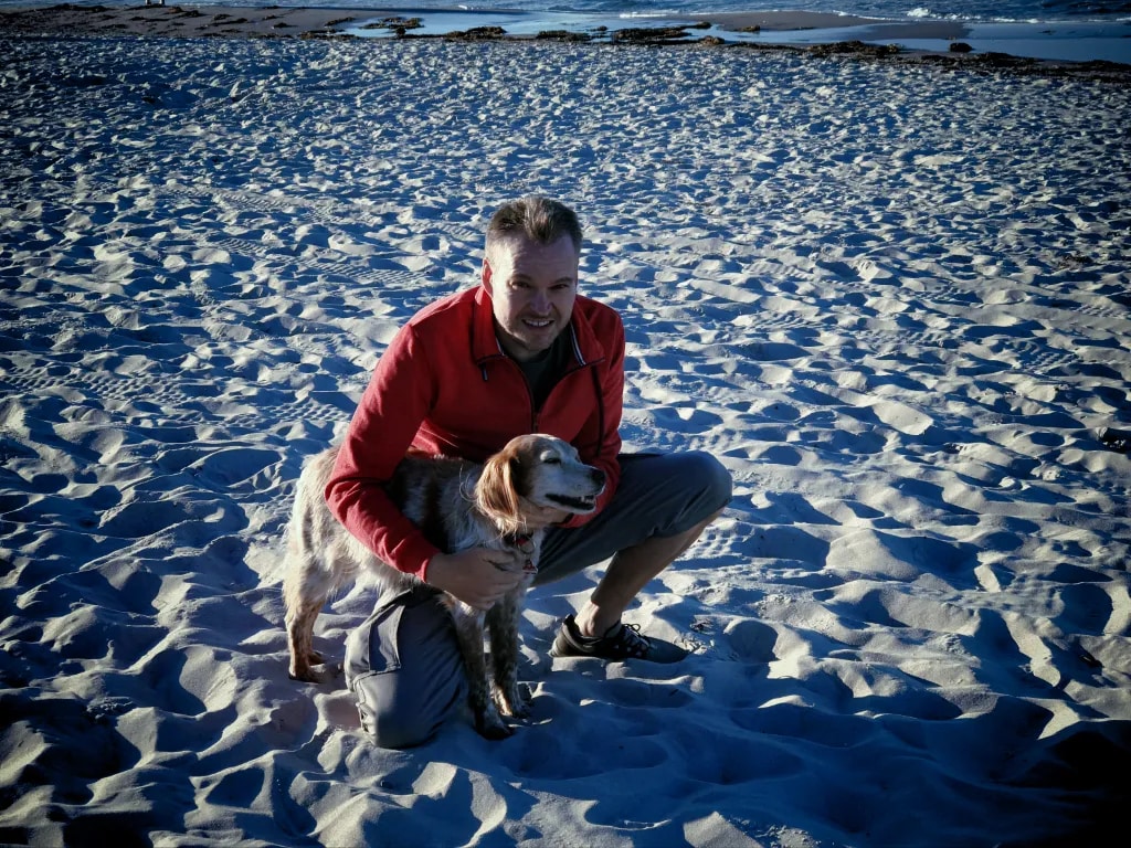 Der weltbekannte Autor mit seiner Hündin Bonnie am Ostsee-Strand.